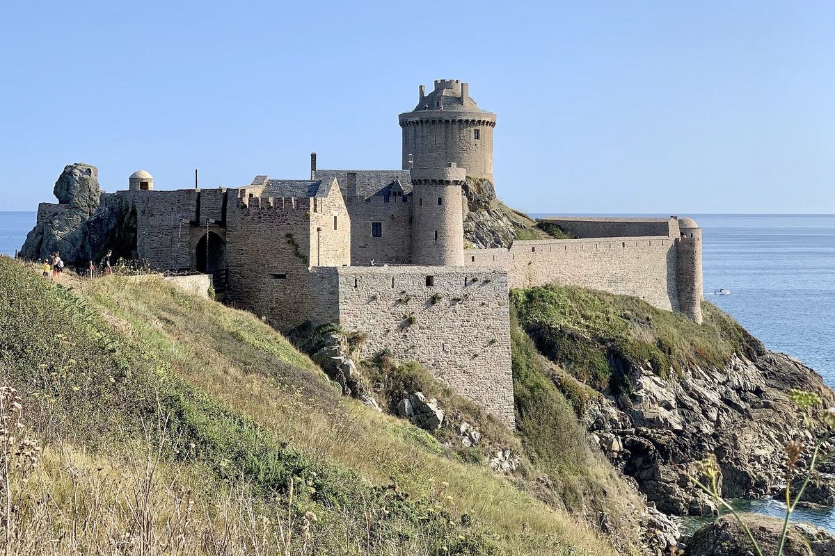 Fort la Latte : une forteresse de pierre sur un promontoire rocheux, cernée par la mer