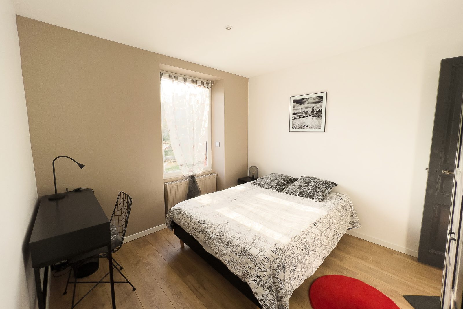 Une chambre préparée pour l'arrivée : lit fait, linge frais, rangements dégagés