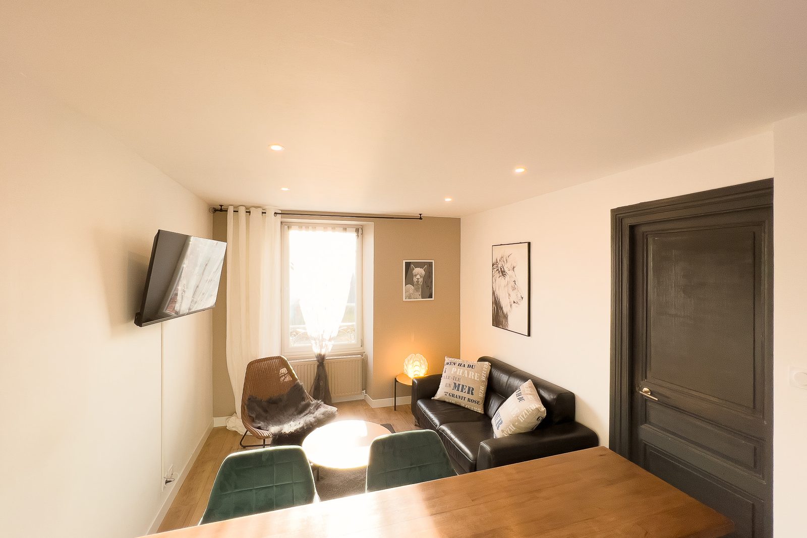 Le salon d'un logement que nous gérons : parquet, table basse, canapé, lumière naturelle