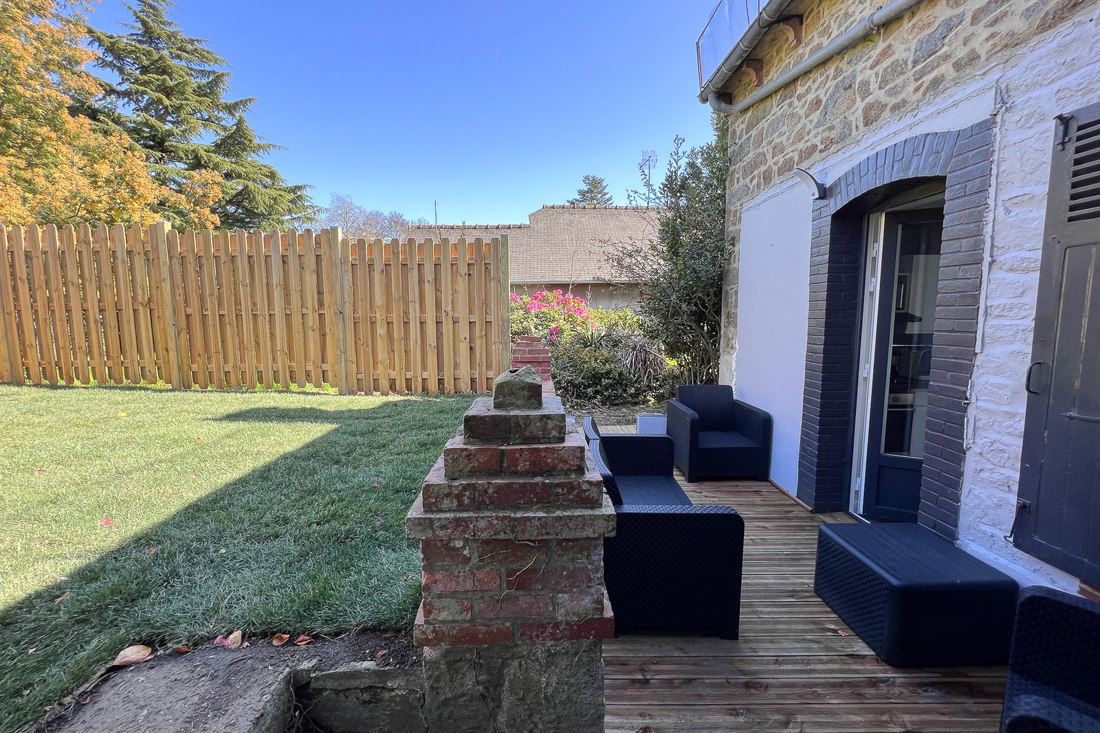 La terrasse et le jardin clos d'un logement, avec salon d'extérieur